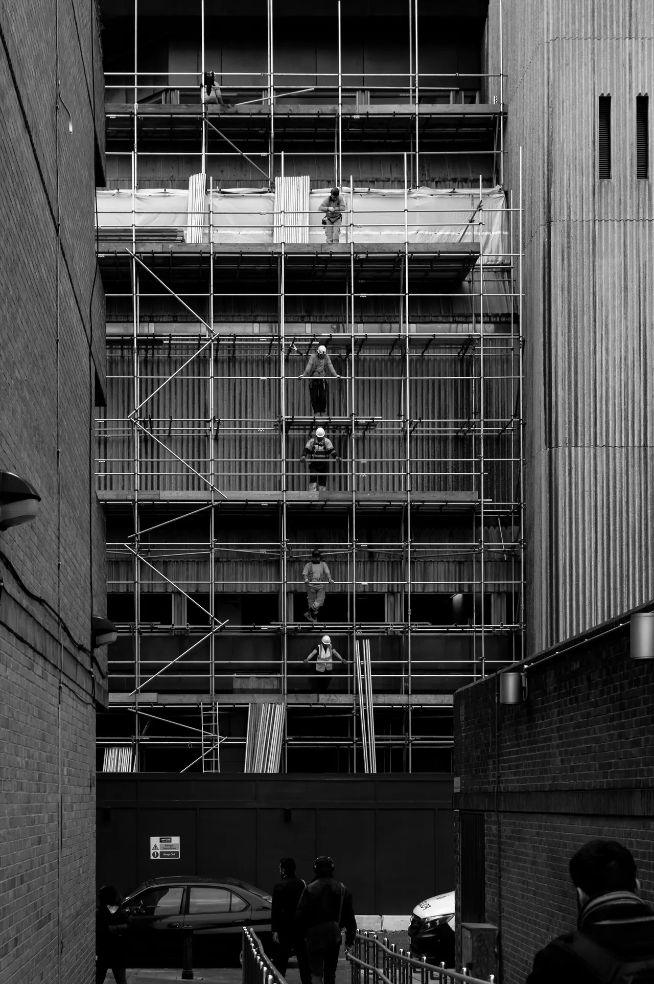 Operatives working across five scaffold lifts on a UK city-centre site